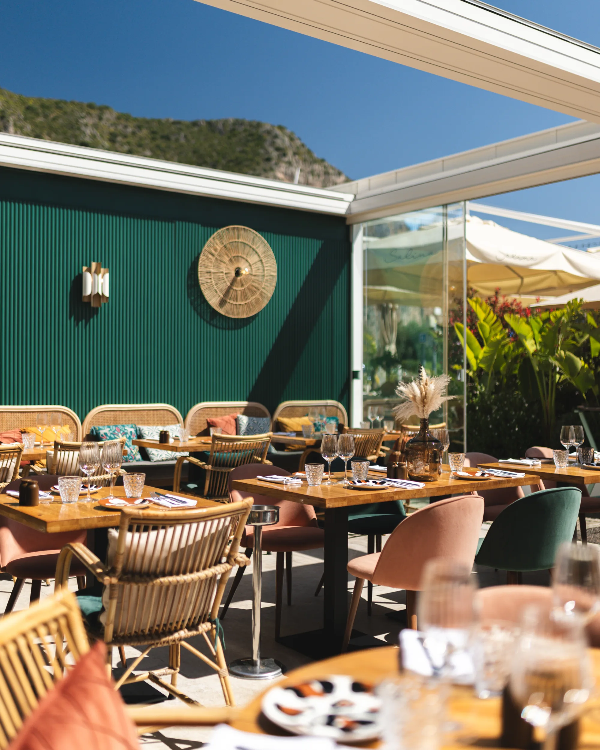 Terrasse ombragée face au port
